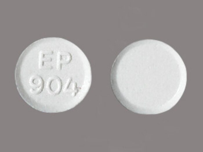 5 мг на 100 г. Таблетка с буквой r белая что это. Круглая белая таблетка с лепестком на одной стороне. Белый фильтр таблетки. Таблетки n83 круглая белая.